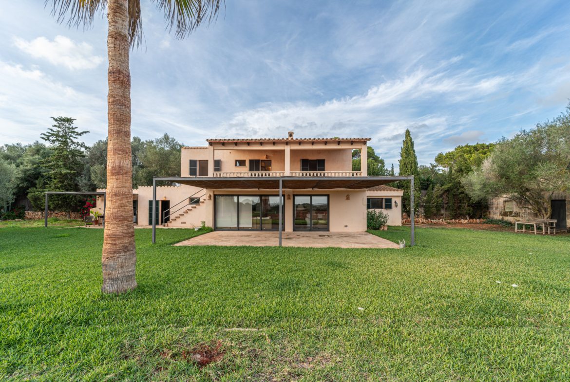 Finca con piscina en molino histórico junto a Ses Salines — 331 m², 15.100 m², año 2017