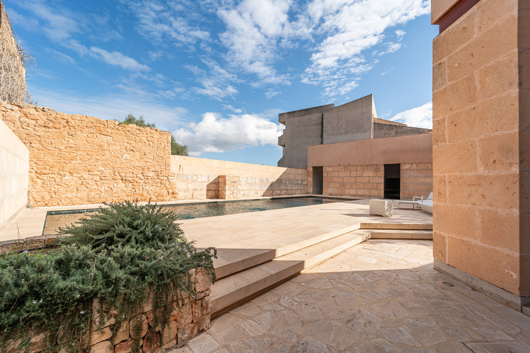 1440-Beautifil-town-house-for-sale-in-Ses-Salines-_LWP2395-Editar.jpg Casa de pueblo con piscina y vistas al mar en Ses Salines — 299 m², 5 suites, terraza solárium