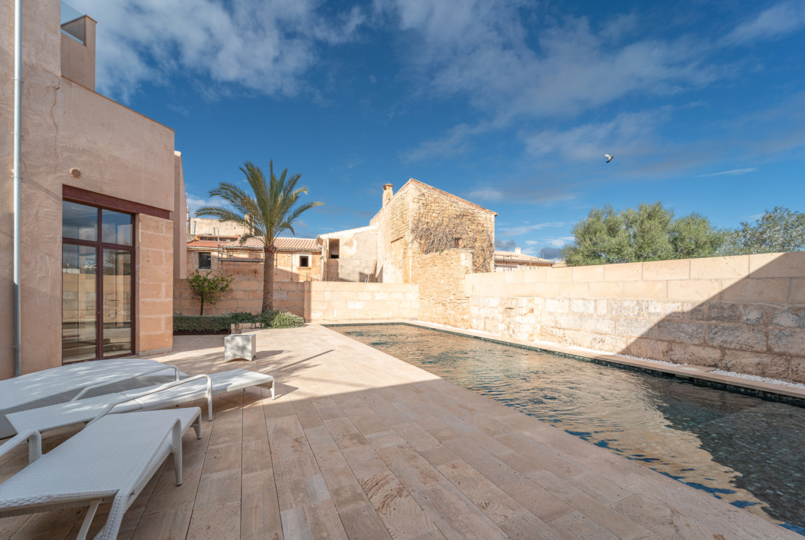 Casa de pueblo con piscina y vistas al mar en Ses Salines — 299 m², 5 suites, terraza solárium