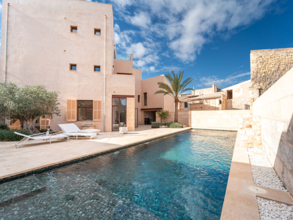 Casa de pueblo con piscina y vistas al mar en Ses Salines — 299 m², 5 suites, terraza solárium