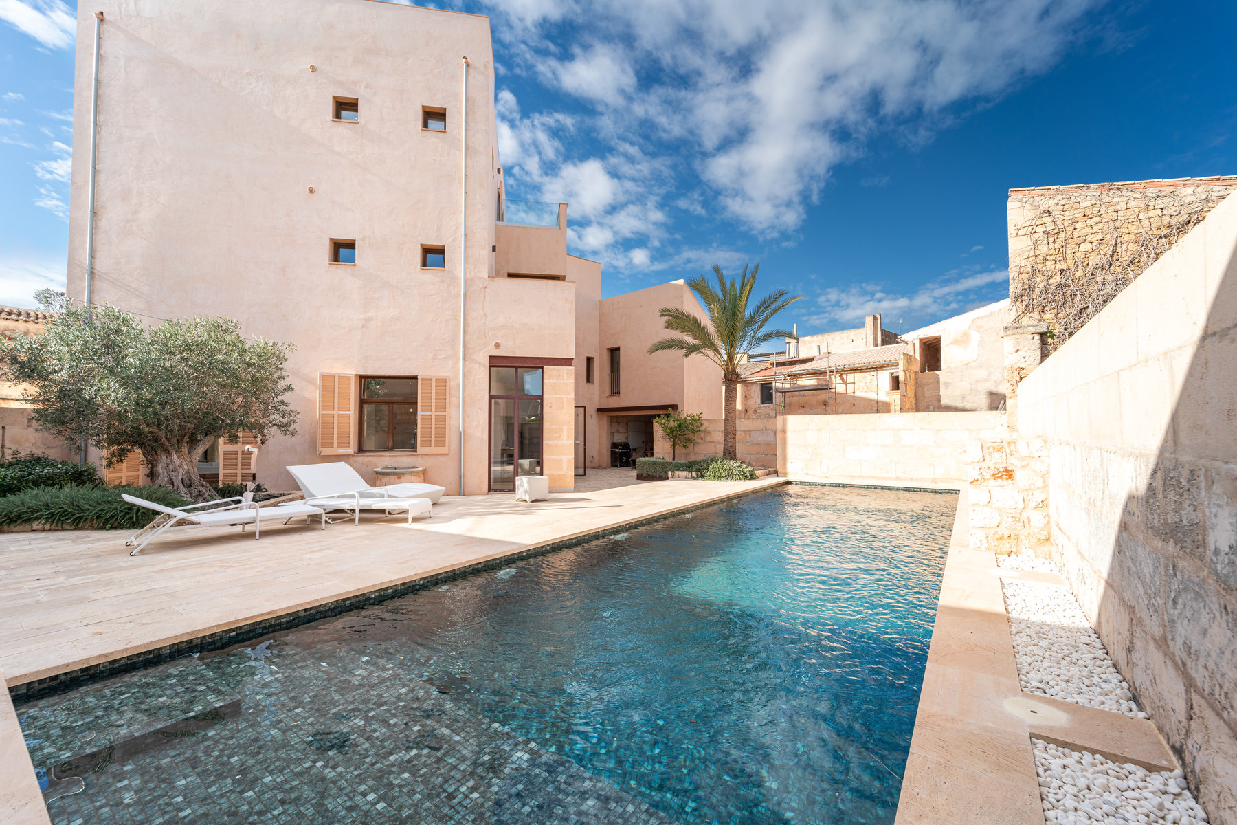 1440-Beautifil-town-house-for-sale-in-Ses-Salines-_LWP2409-Editar.jpg Casa de pueblo con piscina y vistas al mar en Ses Salines — 299 m², 5 suites, terraza solárium
