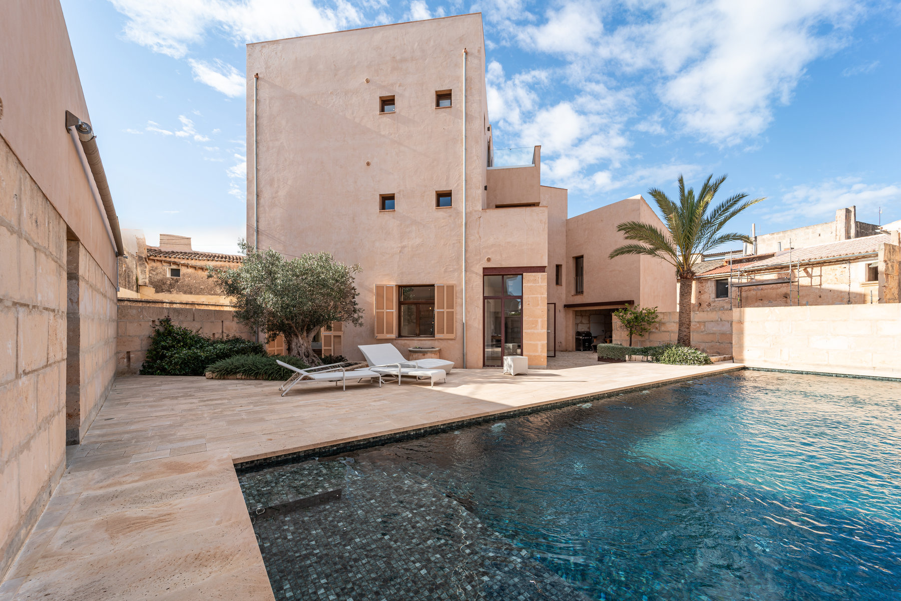 1440-Beautifil-town-house-for-sale-in-Ses-Salines-_LWP2412-Editar.jpg Casa de pueblo con piscina y vistas al mar en Ses Salines — 299 m², 5 suites, terraza solárium