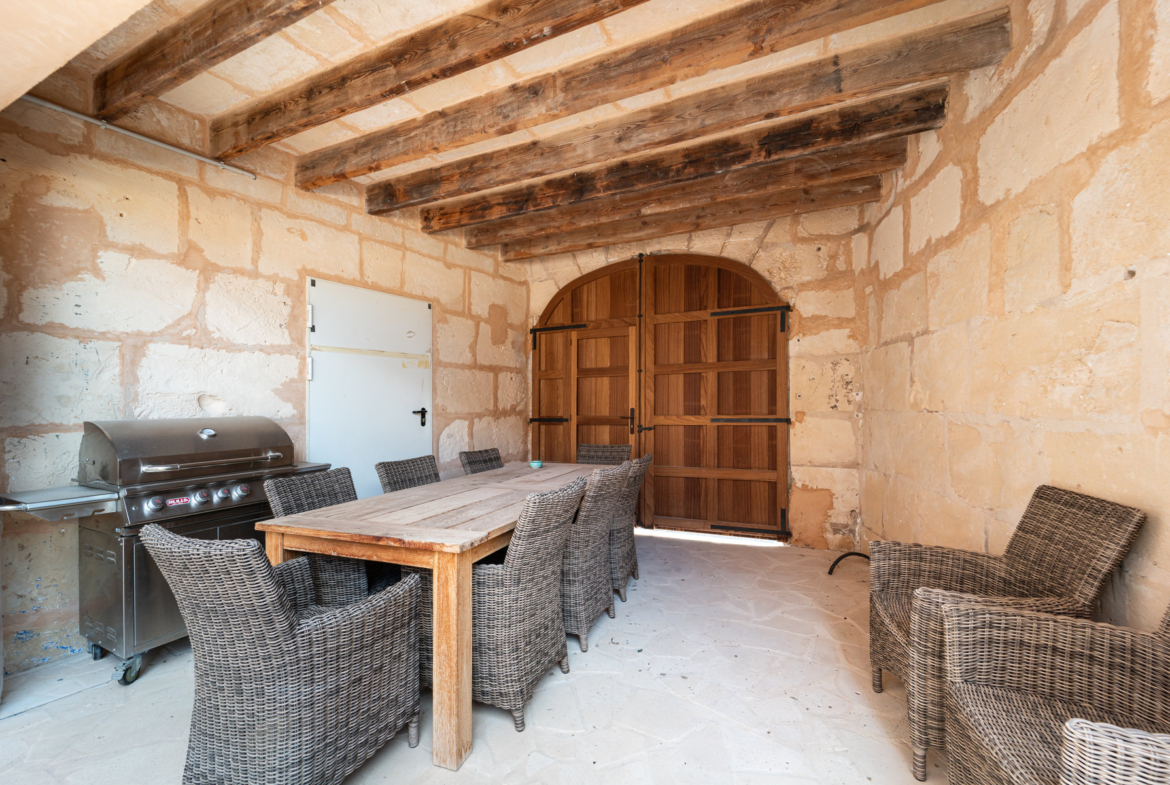 Casa de pueblo con piscina y vistas al mar en Ses Salines — 299 m², 5 suites, terraza solárium