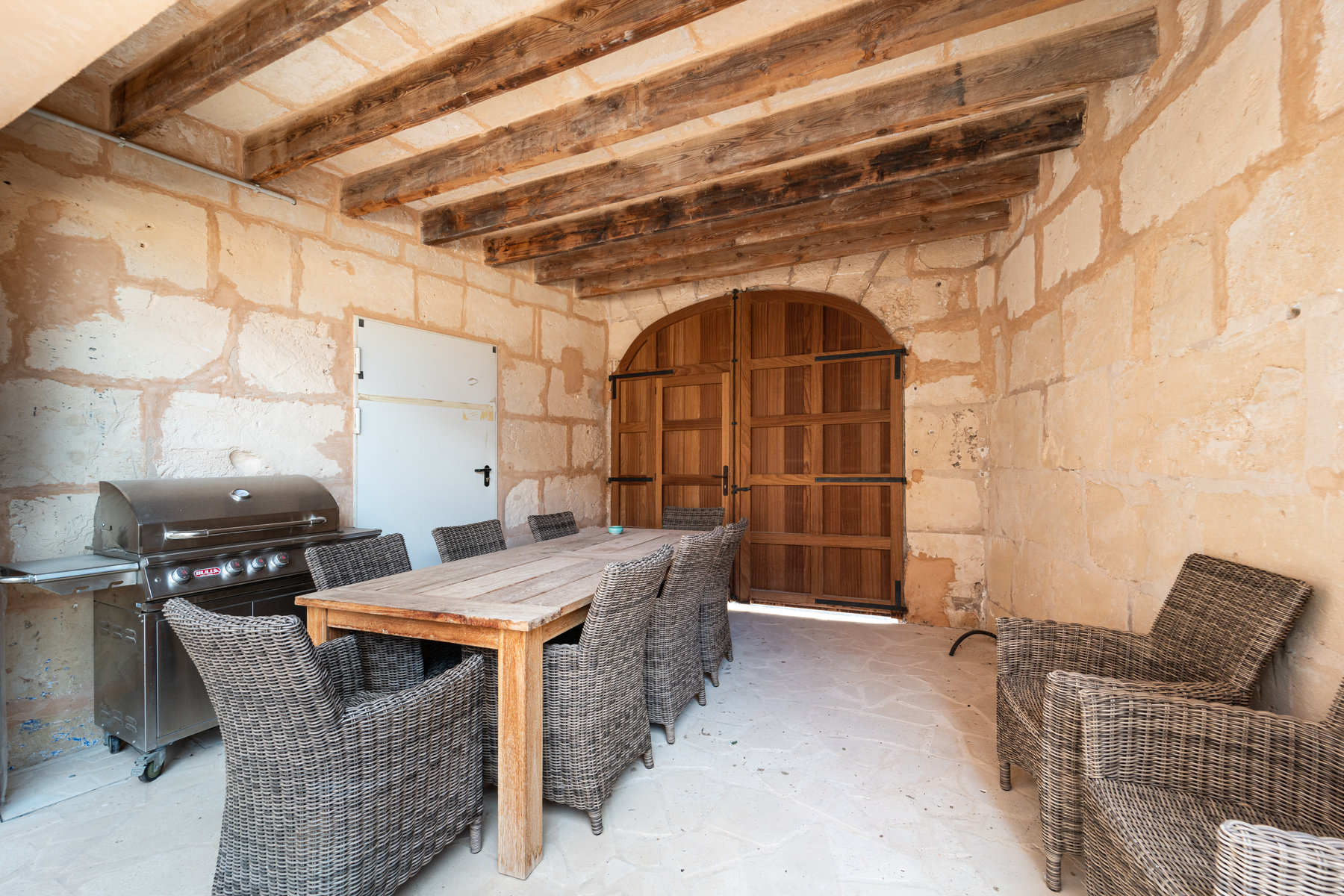 1440-Beautifil-town-house-for-sale-in-Ses-Salines-_LWP2413.jpg Casa de pueblo con piscina y vistas al mar en Ses Salines — 299 m², 5 suites, terraza solárium