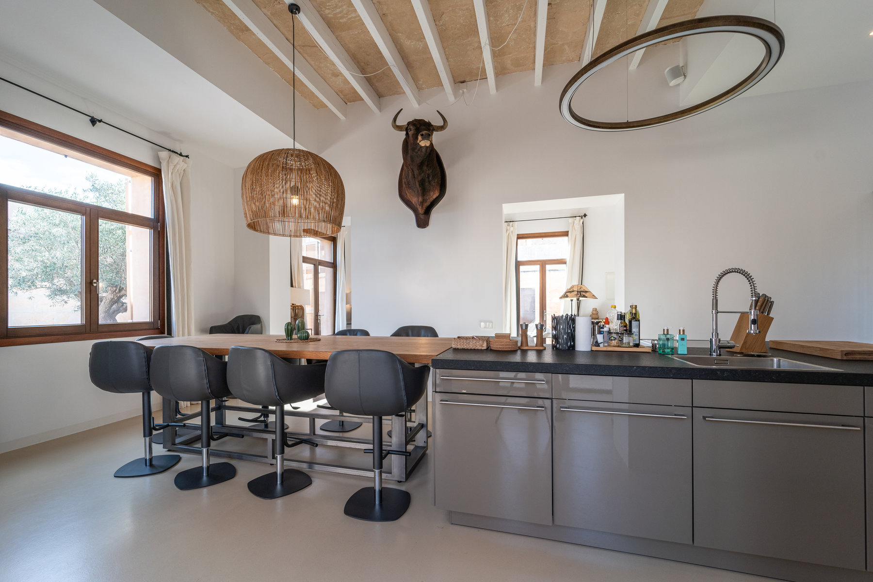 1440-Beautifil-town-house-for-sale-in-Ses-Salines-_LWP2419.jpg Casa de pueblo con piscina y vistas al mar en Ses Salines — 299 m², 5 suites, terraza solárium