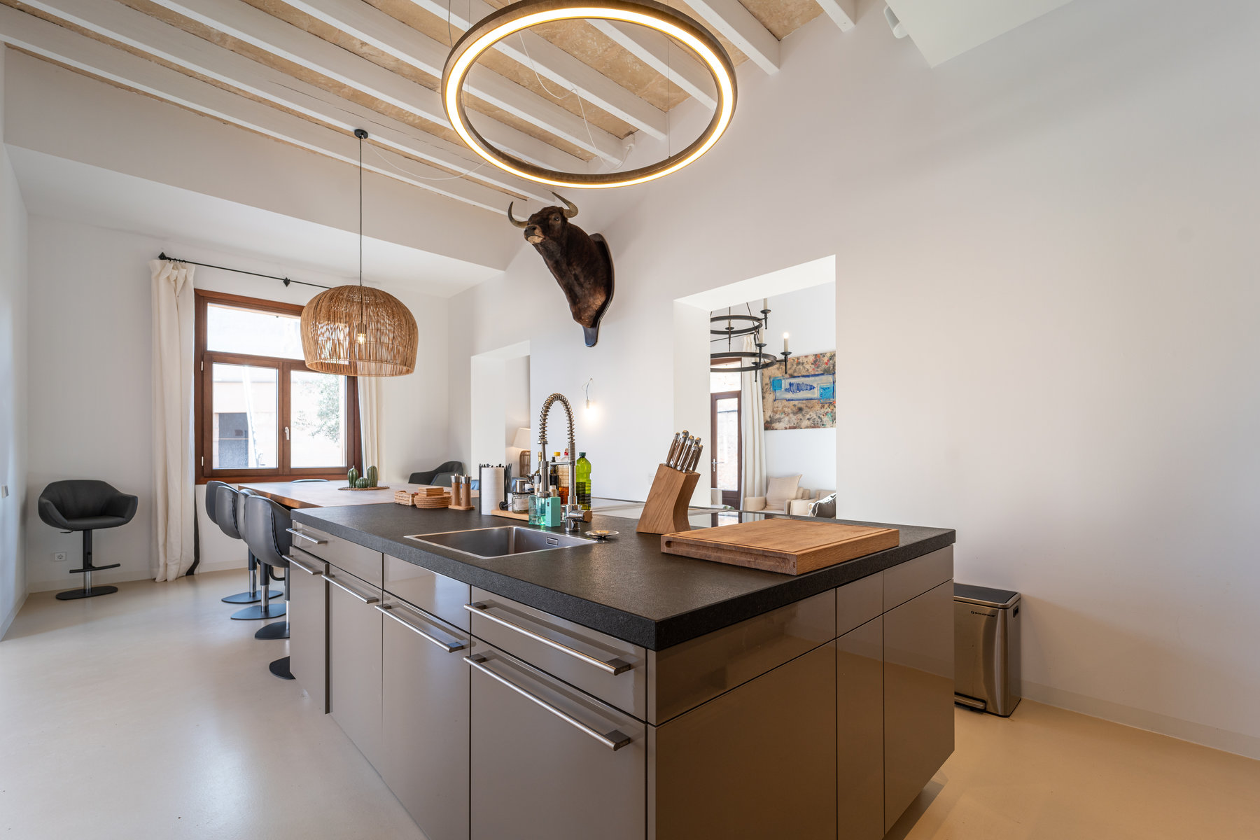 1440-Beautifil-town-house-for-sale-in-Ses-Salines-_LWP2421.jpg Casa de pueblo con piscina y vistas al mar en Ses Salines — 299 m², 5 suites, terraza solárium