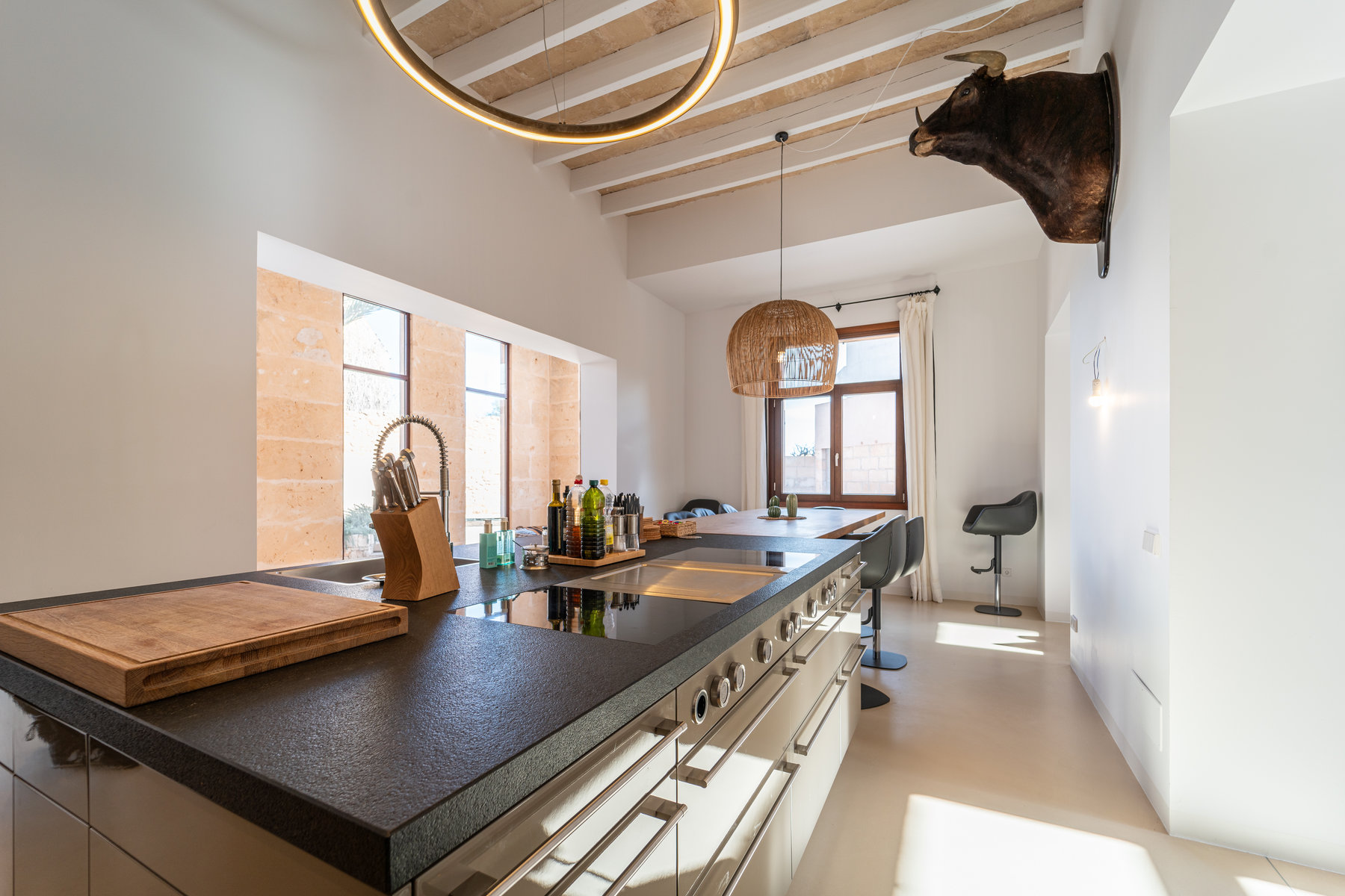 1440-Beautifil-town-house-for-sale-in-Ses-Salines-_LWP2424.jpg Casa de pueblo con piscina y vistas al mar en Ses Salines — 299 m², 5 suites, terraza solárium