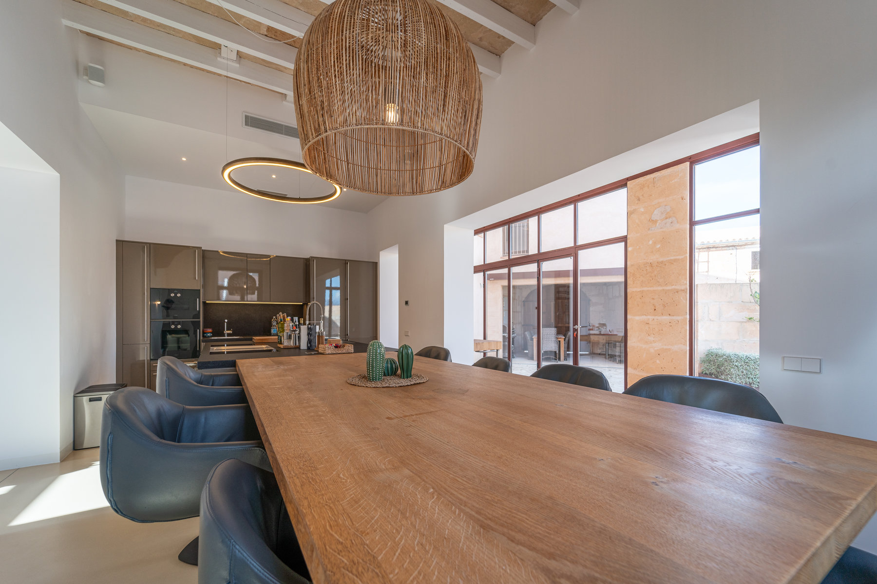 1440-Beautifil-town-house-for-sale-in-Ses-Salines-_LWP2429.jpg Casa de pueblo con piscina y vistas al mar en Ses Salines — 299 m², 5 suites, terraza solárium