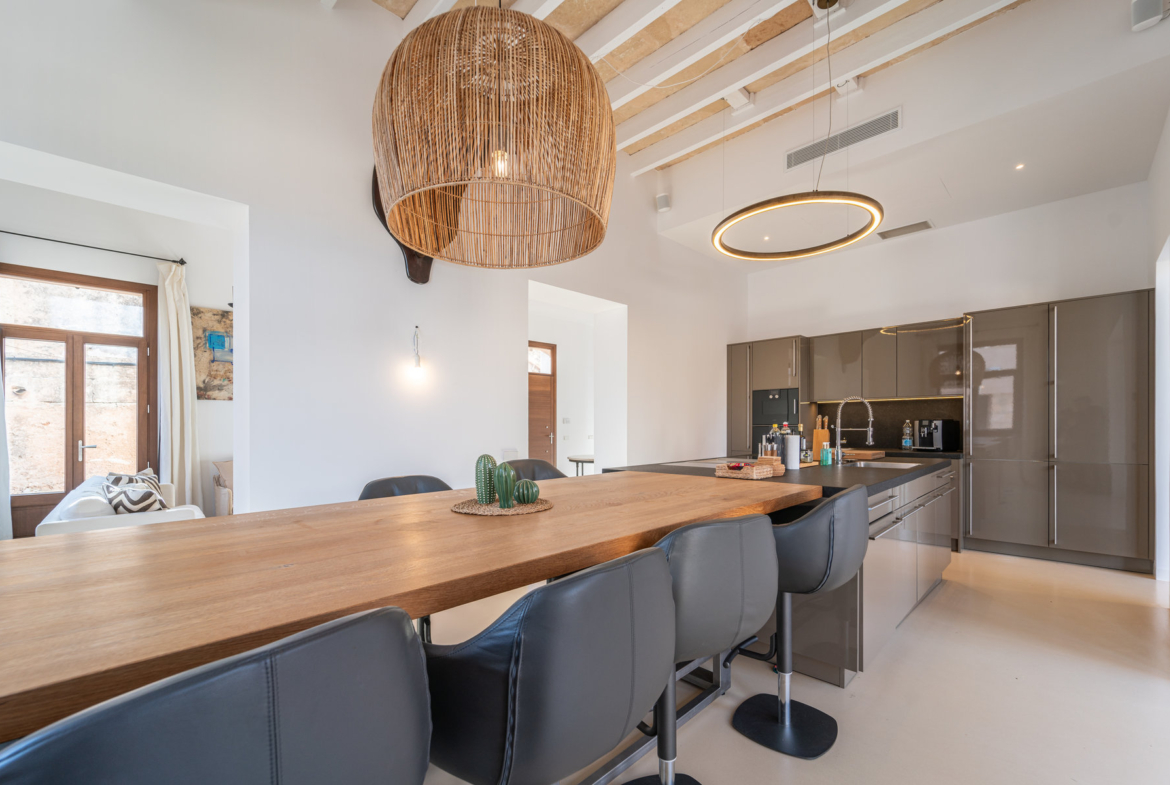 Casa de pueblo con piscina y vistas al mar en Ses Salines — 299 m², 5 suites, terraza solárium