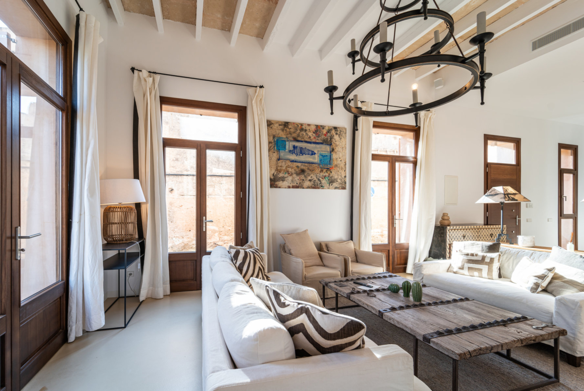 Casa de pueblo con piscina y vistas al mar en Ses Salines — 299 m², 5 suites, terraza solárium
