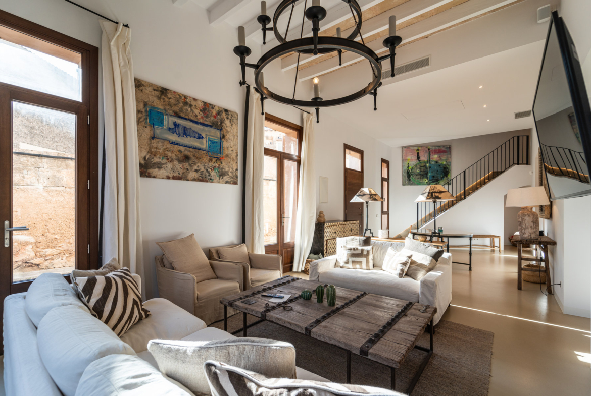 Casa de pueblo con piscina y vistas al mar en Ses Salines — 299 m², 5 suites, terraza solárium