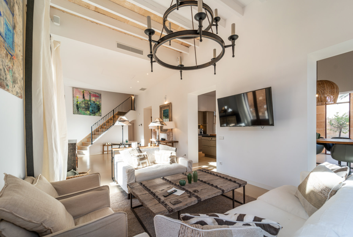 Casa de pueblo con piscina y vistas al mar en Ses Salines — 299 m², 5 suites, terraza solárium
