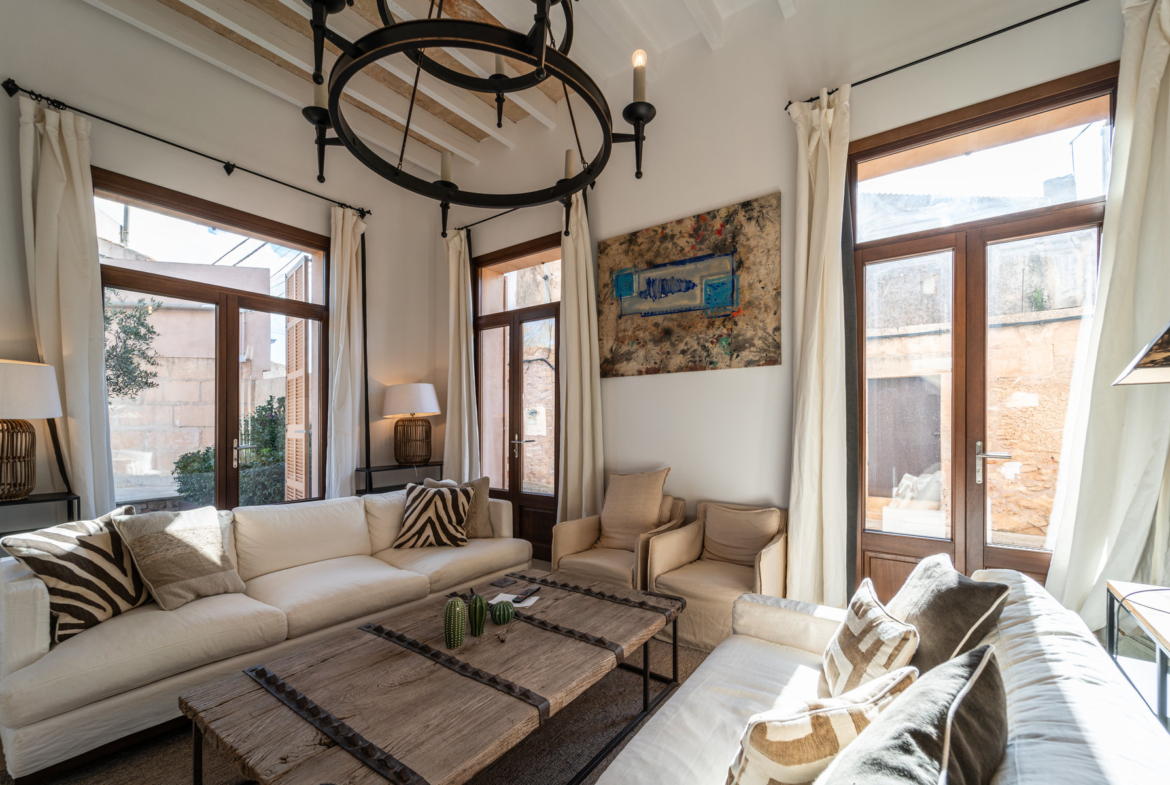 Casa de pueblo con piscina y vistas al mar en Ses Salines — 299 m², 5 suites, terraza solárium