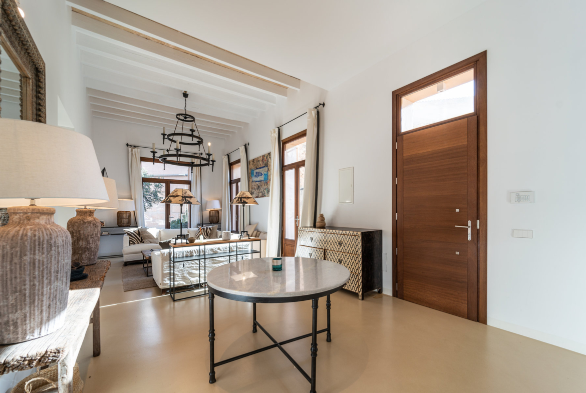 Casa de pueblo con piscina y vistas al mar en Ses Salines — 299 m², 5 suites, terraza solárium