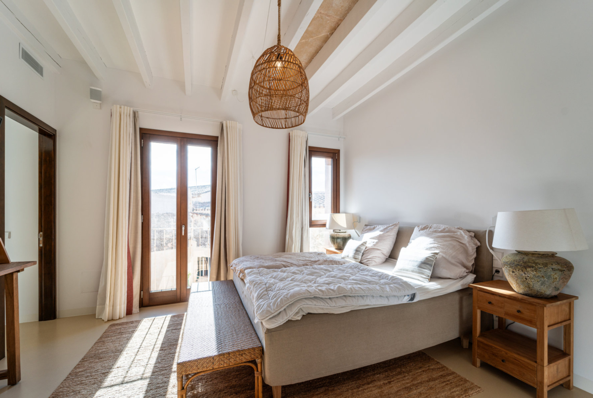 Casa de pueblo con piscina y vistas al mar en Ses Salines — 299 m², 5 suites, terraza solárium