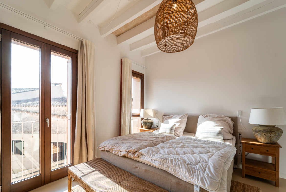 Casa de pueblo con piscina y vistas al mar en Ses Salines — 299 m², 5 suites, terraza solárium