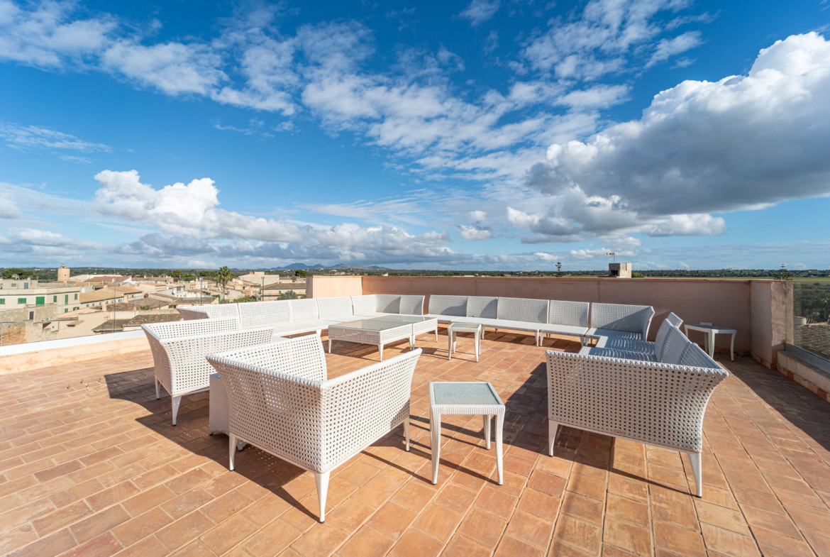 Casa de pueblo con piscina y vistas al mar en Ses Salines — 299 m², 5 suites, terraza solárium