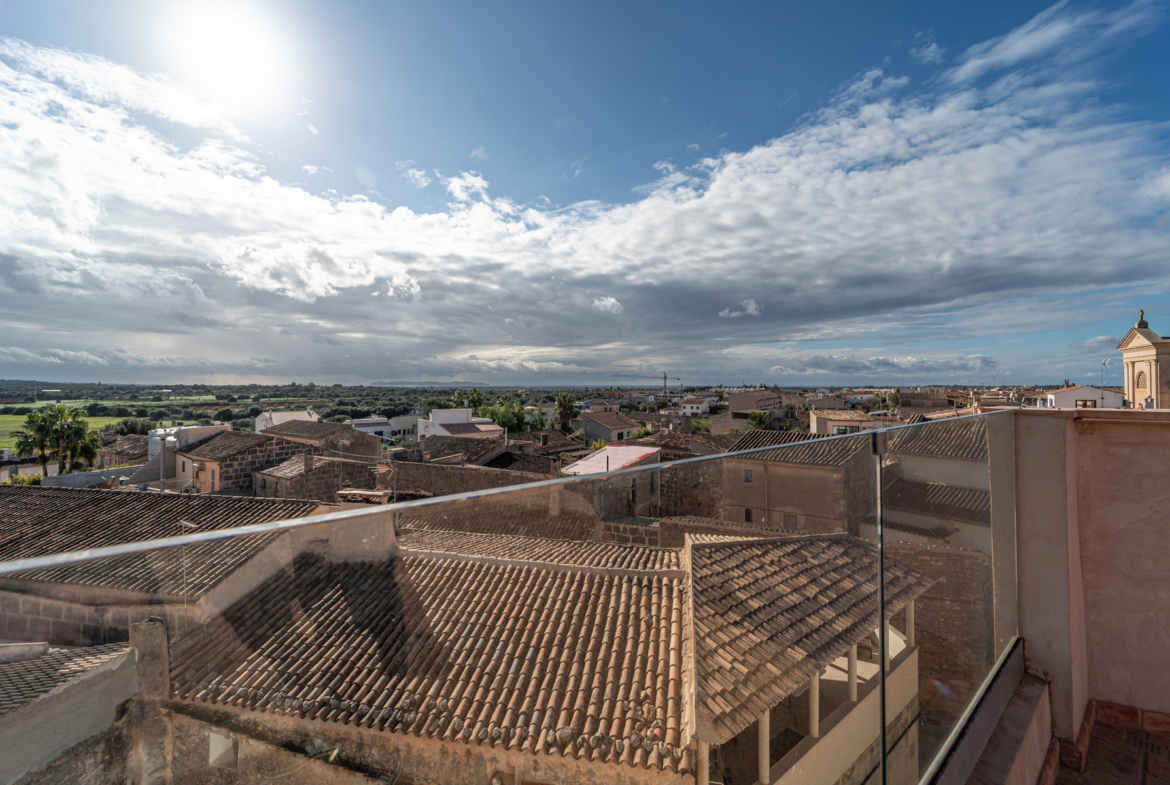 Casa de pueblo con piscina y vistas al mar en Ses Salines — 299 m², 5 suites, terraza solárium