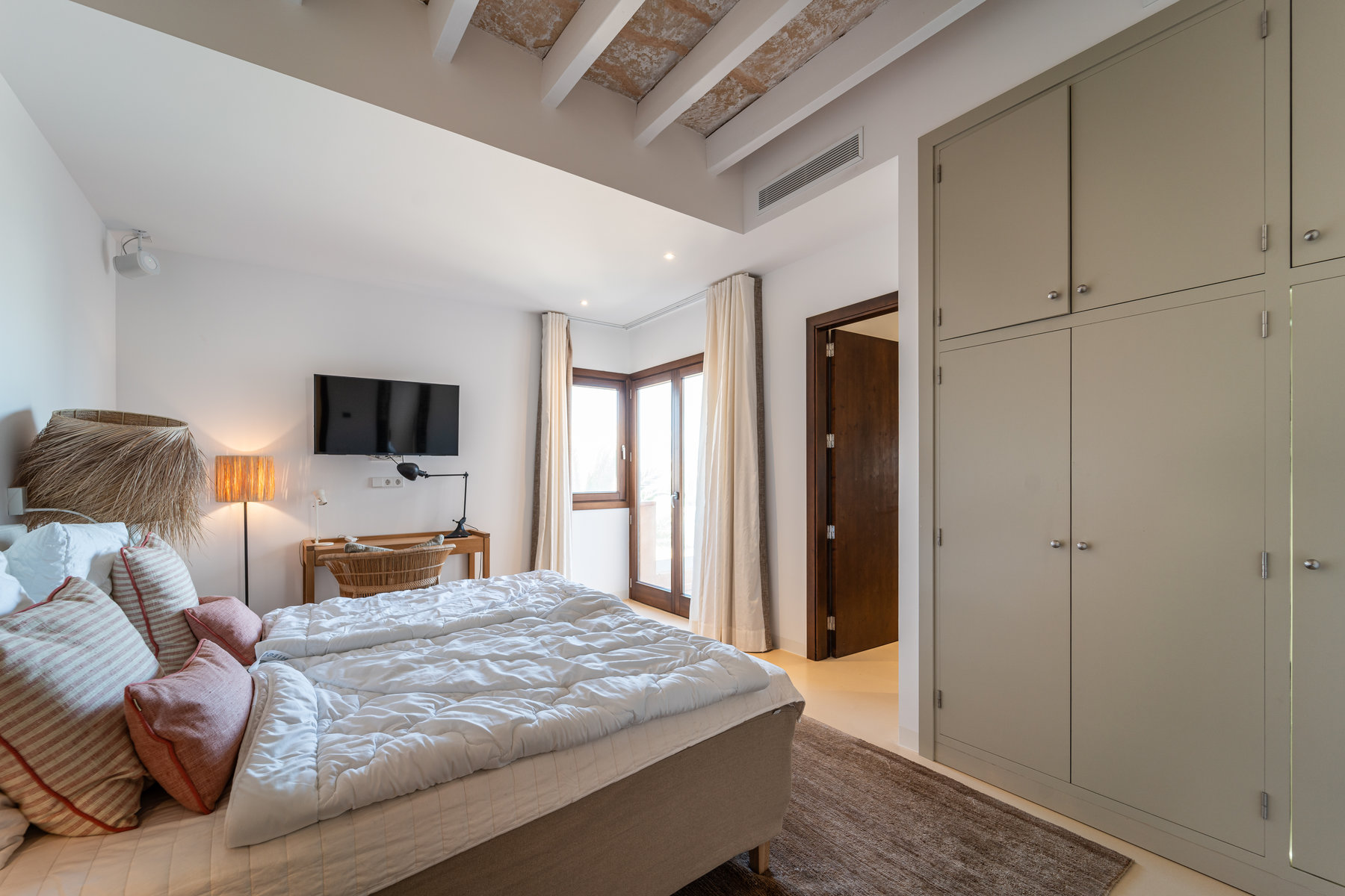 1440-Beautifil-town-house-for-sale-in-Ses-Salines-_LWP2497.jpg Casa de pueblo con piscina y vistas al mar en Ses Salines — 299 m², 5 suites, terraza solárium