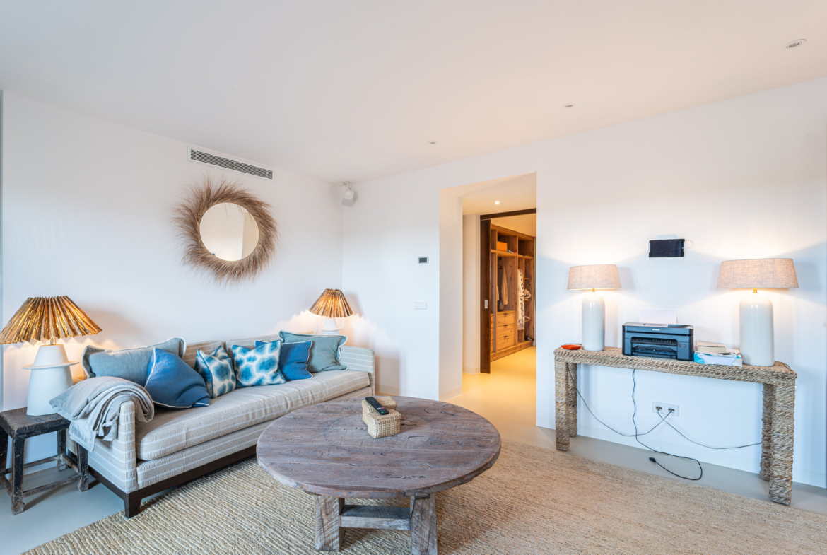 Casa de pueblo con piscina y vistas al mar en Ses Salines — 299 m², 5 suites, terraza solárium