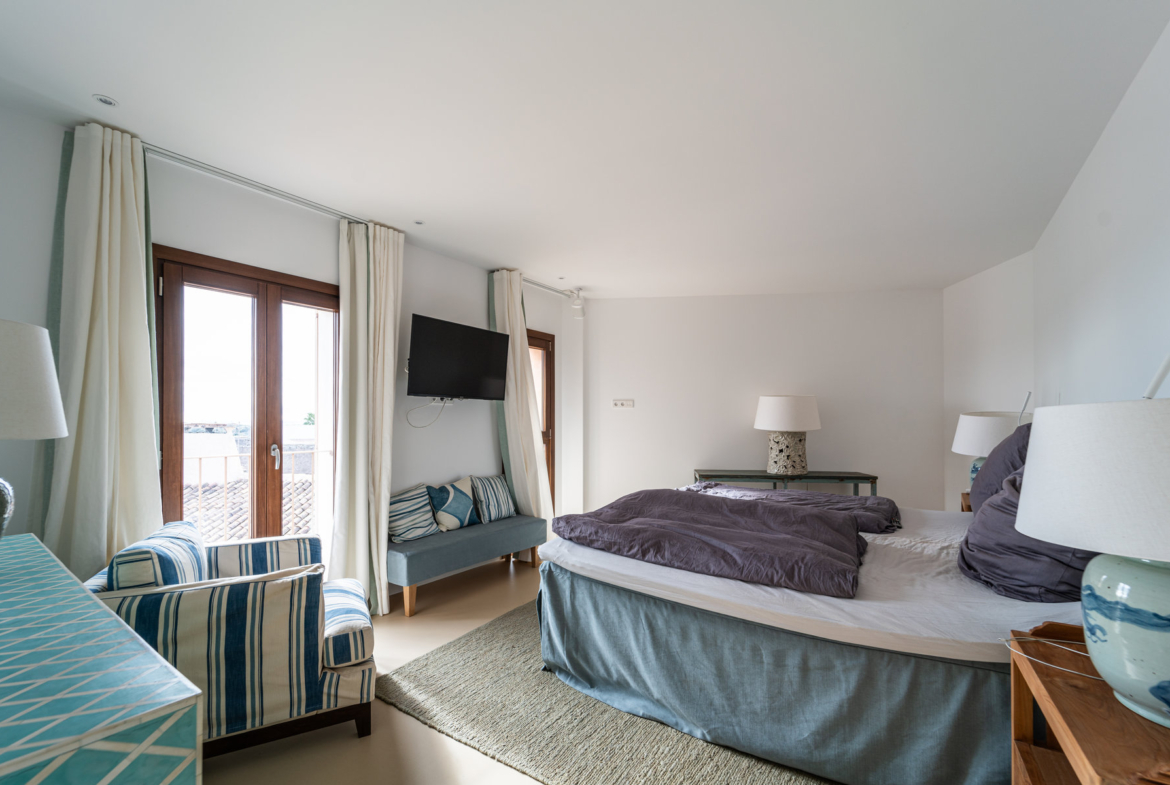 Casa de pueblo con piscina y vistas al mar en Ses Salines — 299 m², 5 suites, terraza solárium