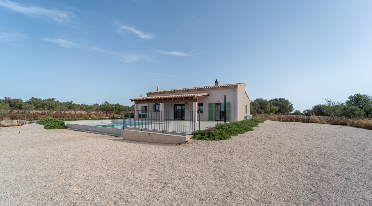 Country House with Pool for Rent in Ses Salines