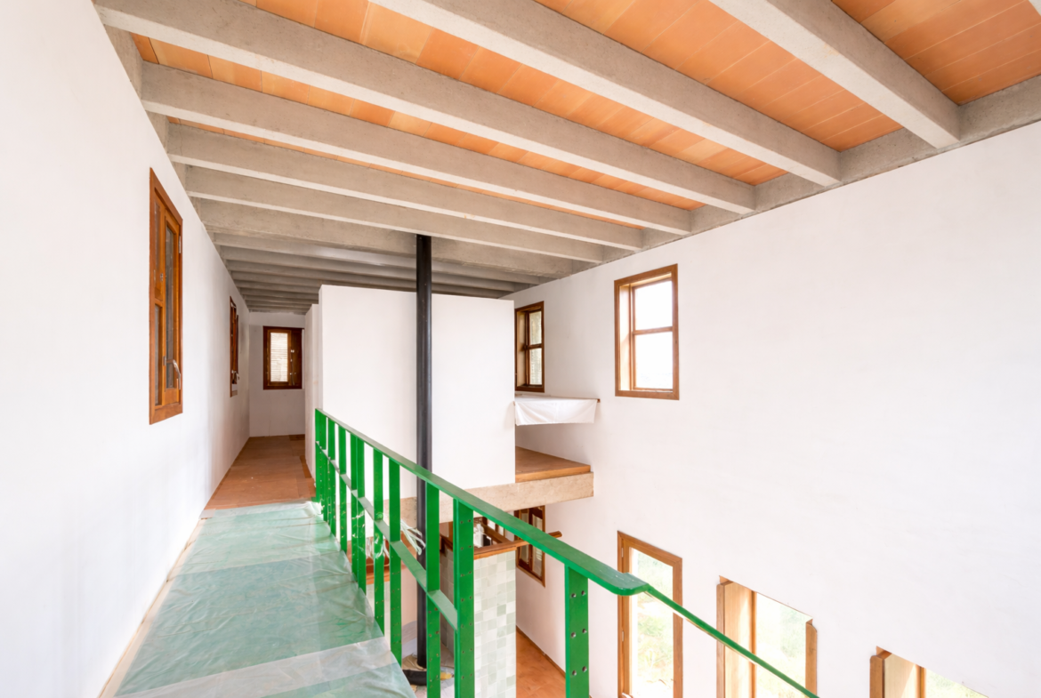 Casa de campo inacabada con parcela de 20.900 m² junto a Ses Salines