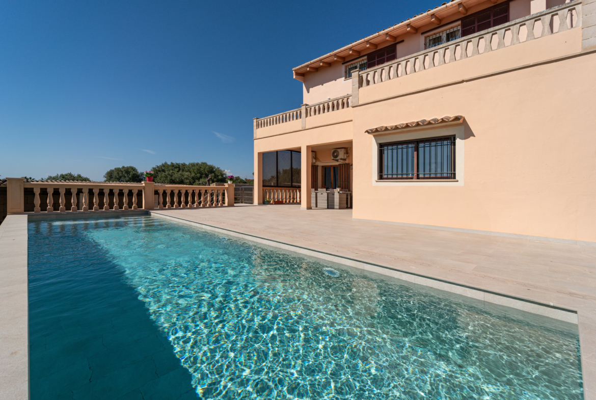 Casa con vistas al mar en Ses Salines: 418 m², 7 hab. y piscina
