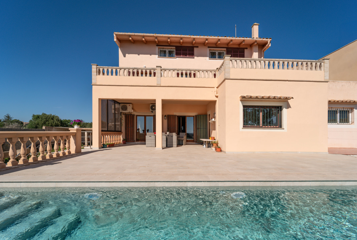 Casa con vistas al mar en Ses Salines: 418 m², 7 hab. y piscina