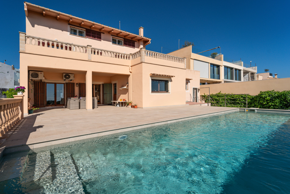 Casa con vistas al mar en Ses Salines: 418 m², 7 hab. y piscina