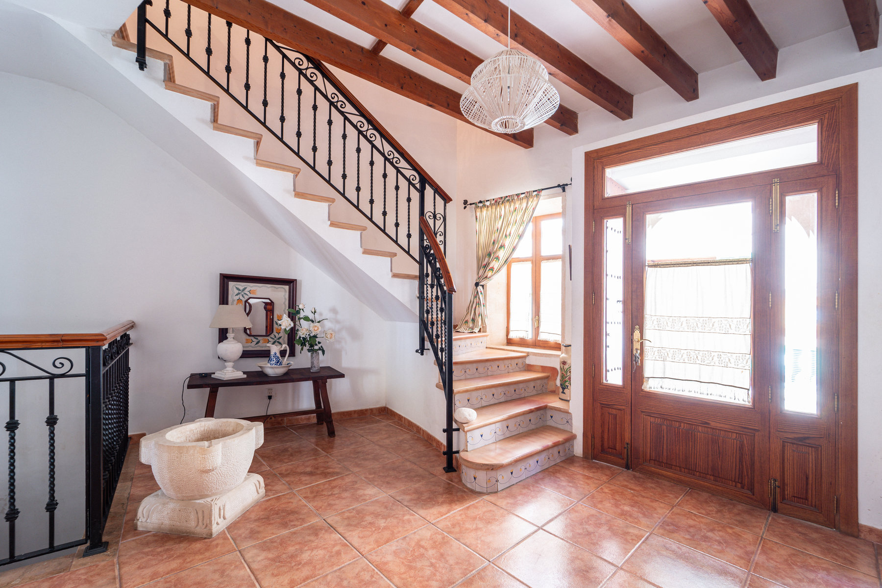 1483-Charming-town-house-to-rent-in-Campos-with-terrace-02.jpg Casa mallorquina en alquiler en Campos con patio y terraza soleada
