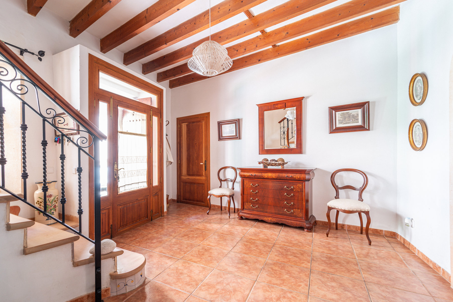 1483-Charming-town-house-to-rent-in-Campos-with-terrace-03.jpg Casa mallorquina en alquiler en Campos con patio y terraza soleada