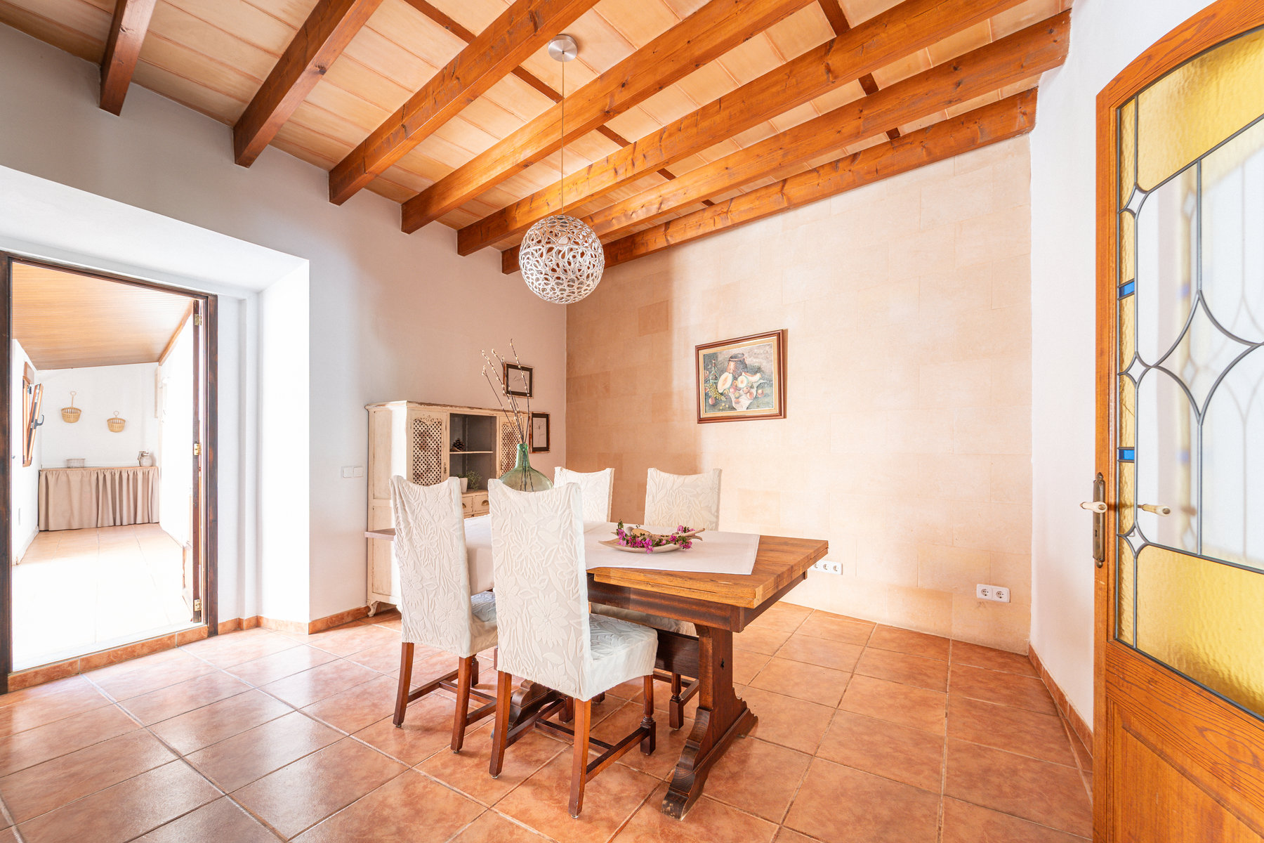 1483-Charming-town-house-to-rent-in-Campos-with-terrace-04.jpg Casa mallorquina en alquiler en Campos con patio y terraza soleada