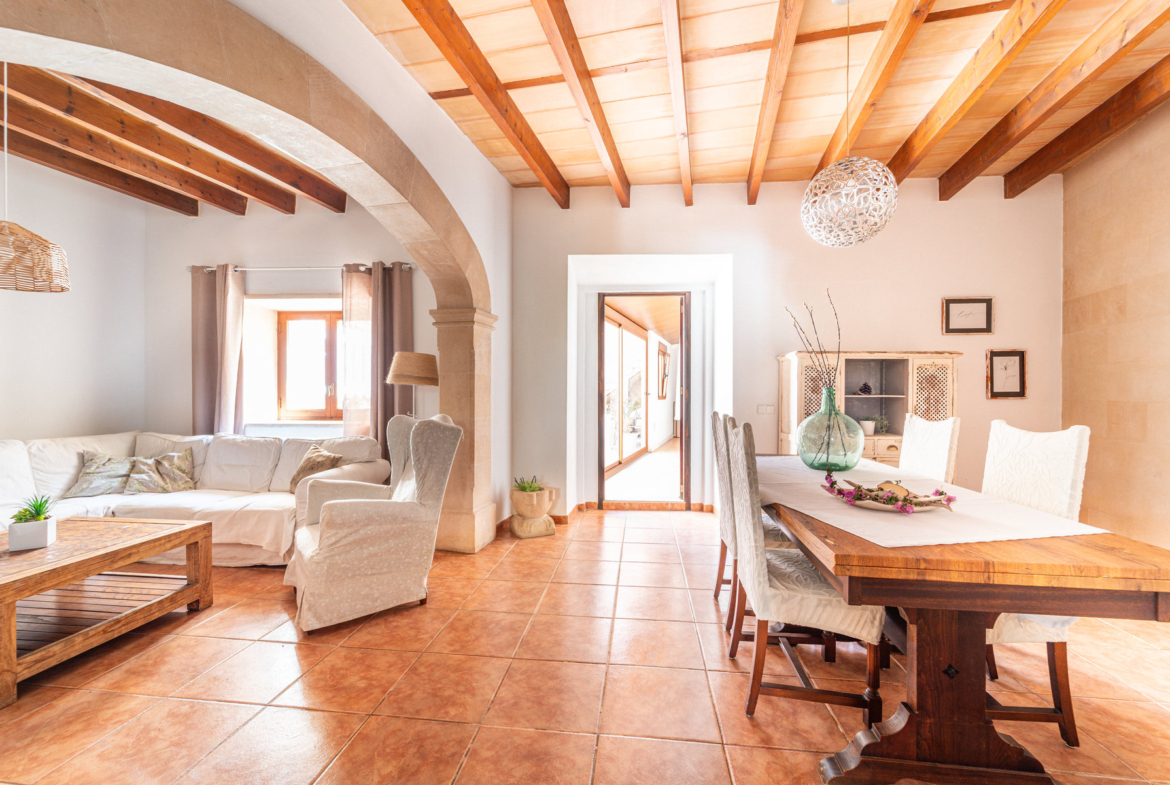 Casa mallorquina en alquiler en Campos con patio y terraza soleada