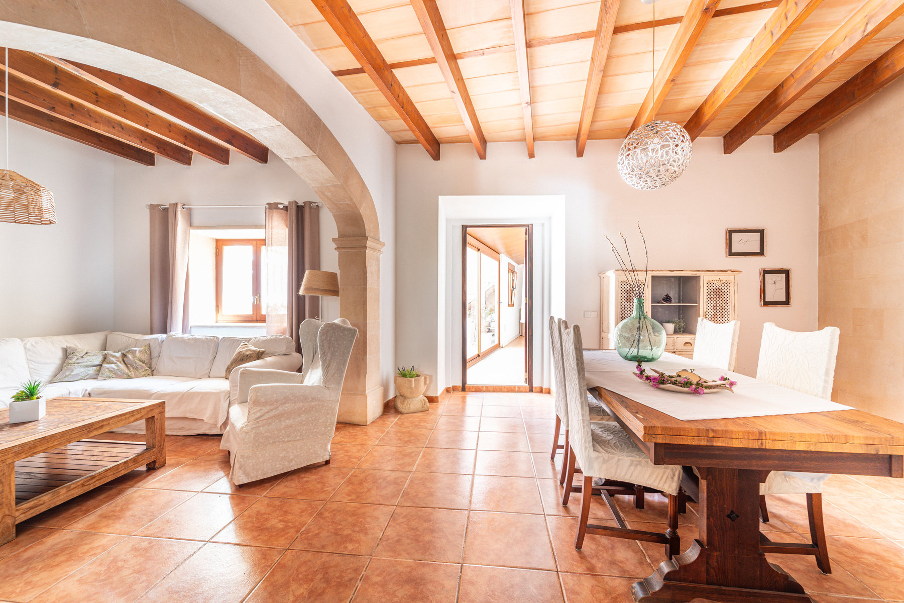 1483-Charming-town-house-to-rent-in-Campos-with-terrace-05.jpg Casa mallorquina en alquiler en Campos con patio y terraza soleada