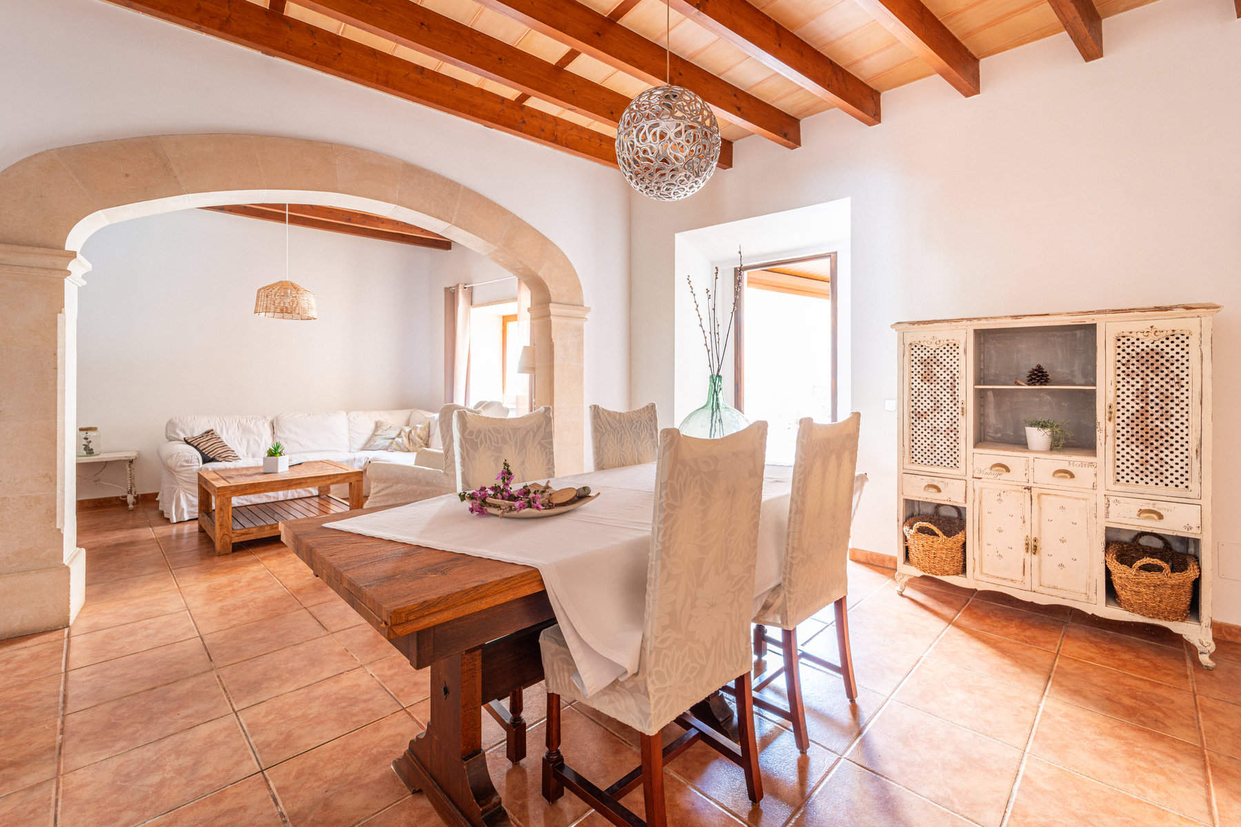 1483-Charming-town-house-to-rent-in-Campos-with-terrace-06.jpg Casa mallorquina en alquiler en Campos con patio y terraza soleada
