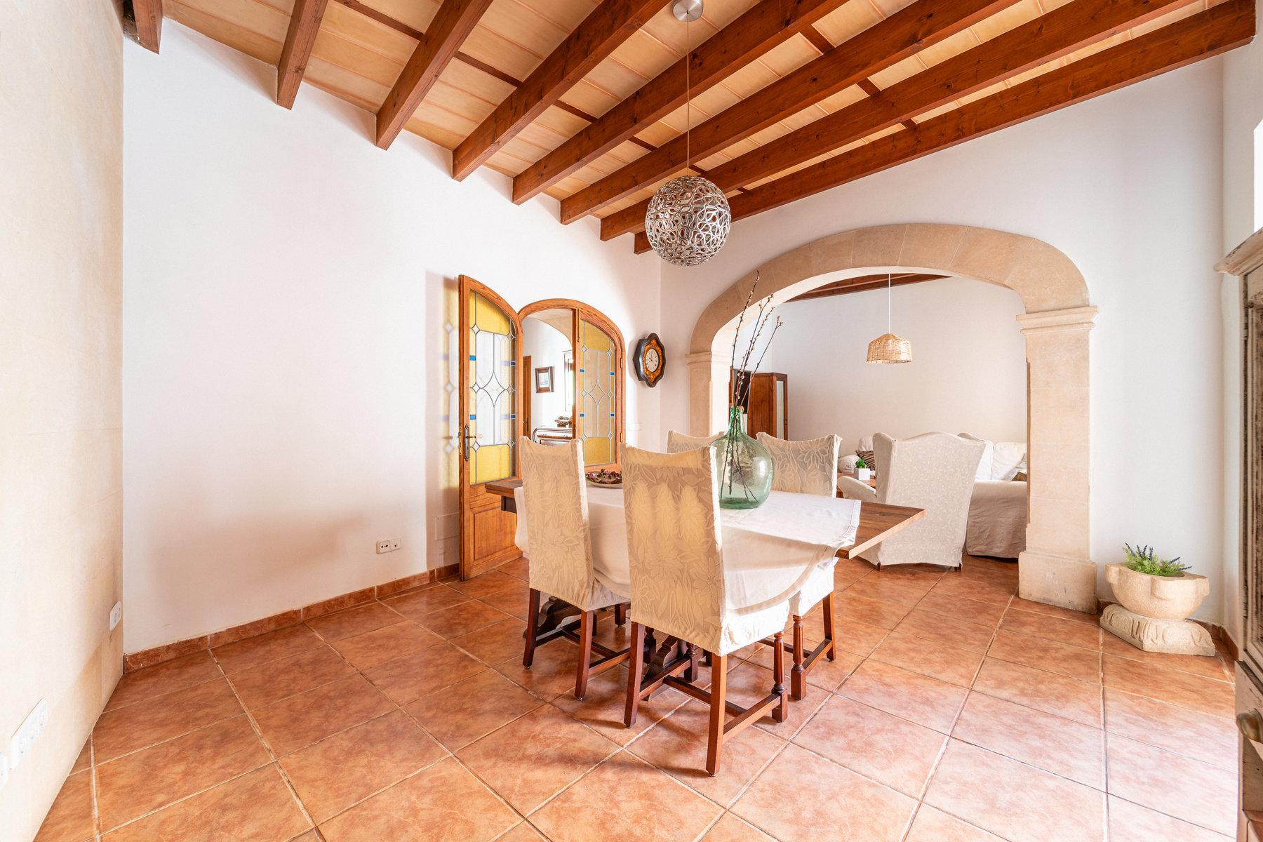 1483-Charming-town-house-to-rent-in-Campos-with-terrace-07.jpg Casa mallorquina en alquiler en Campos con patio y terraza soleada