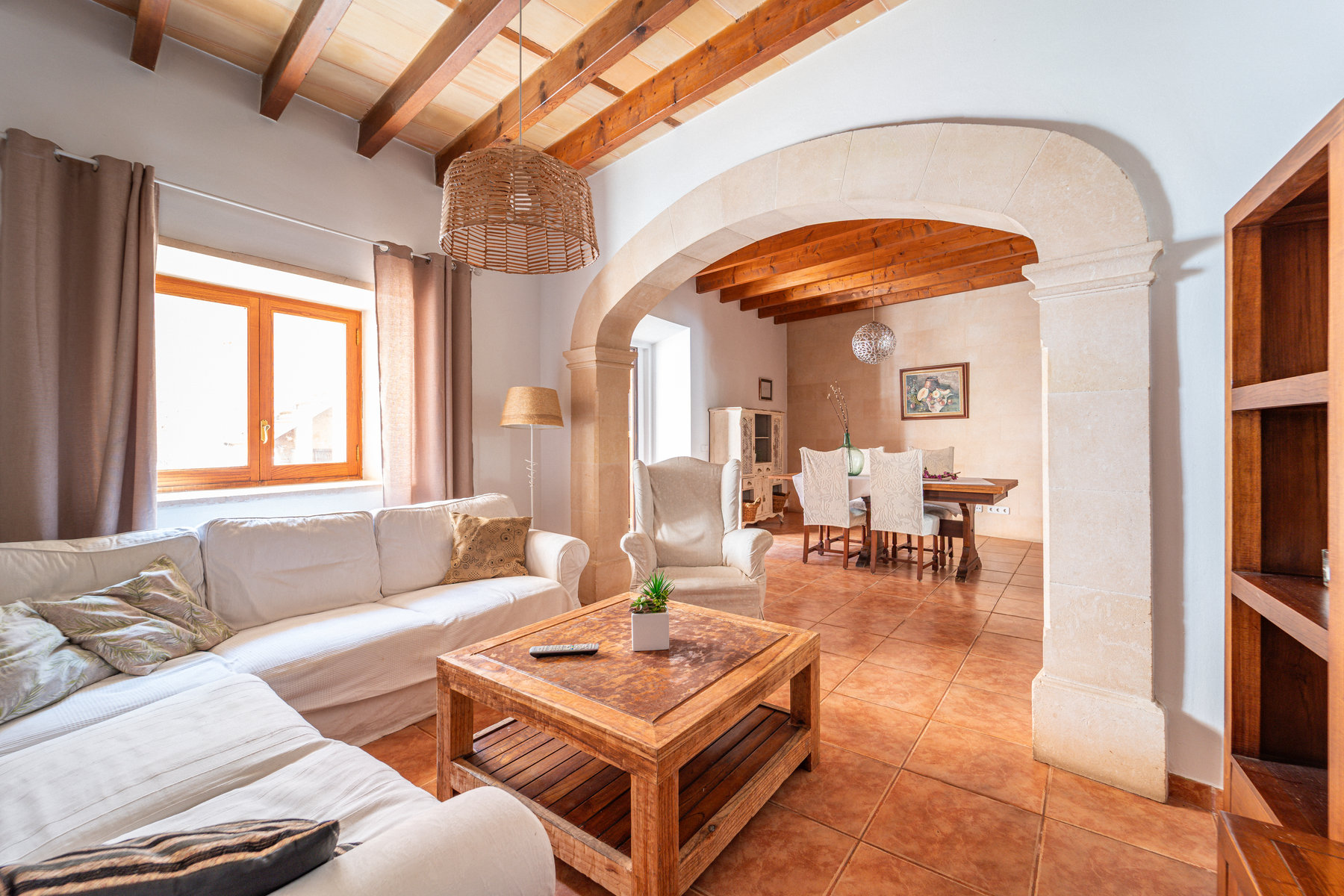 1483-Charming-town-house-to-rent-in-Campos-with-terrace-09.jpg Casa mallorquina en alquiler en Campos con patio y terraza soleada