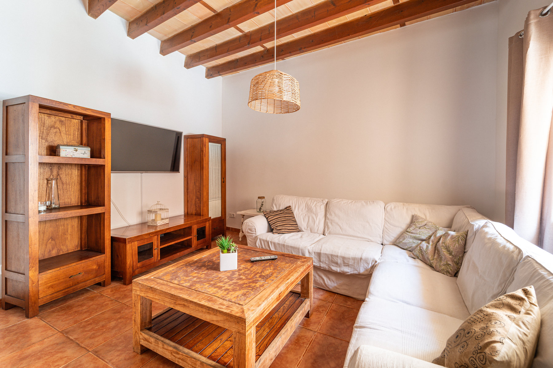 1483-Charming-town-house-to-rent-in-Campos-with-terrace-10.jpg Casa mallorquina en alquiler en Campos con patio y terraza soleada