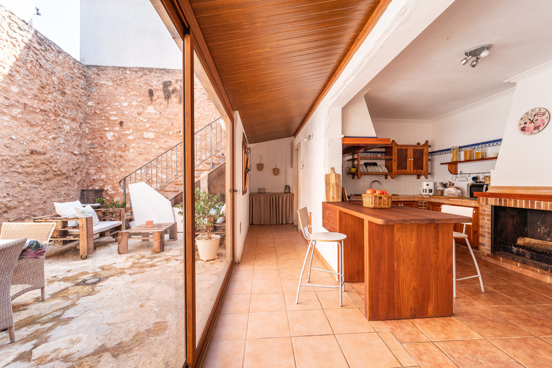 1483-Charming-town-house-to-rent-in-Campos-with-terrace-11.jpg Casa mallorquina en alquiler en Campos con patio y terraza soleada