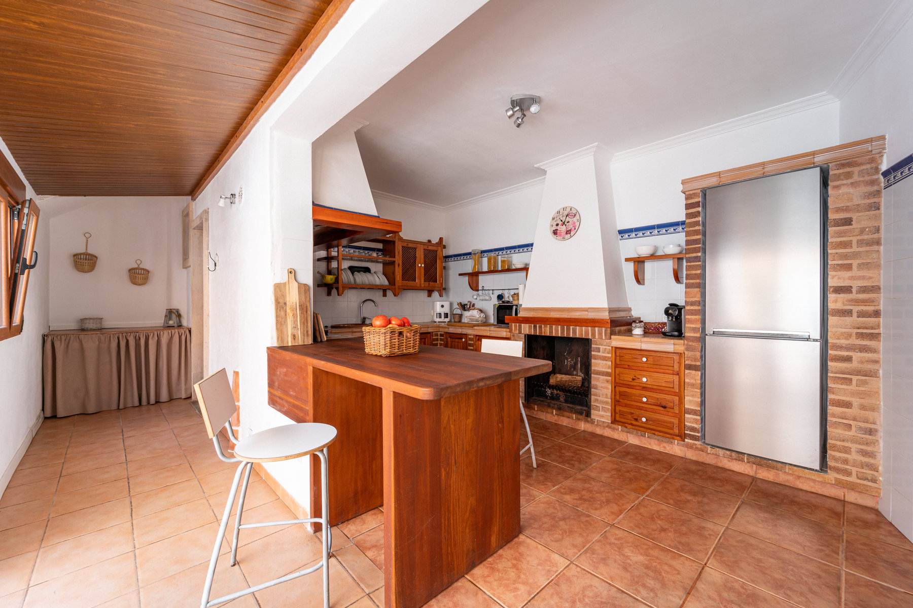 1483-Charming-town-house-to-rent-in-Campos-with-terrace-12.jpg Casa mallorquina en alquiler en Campos con patio y terraza soleada