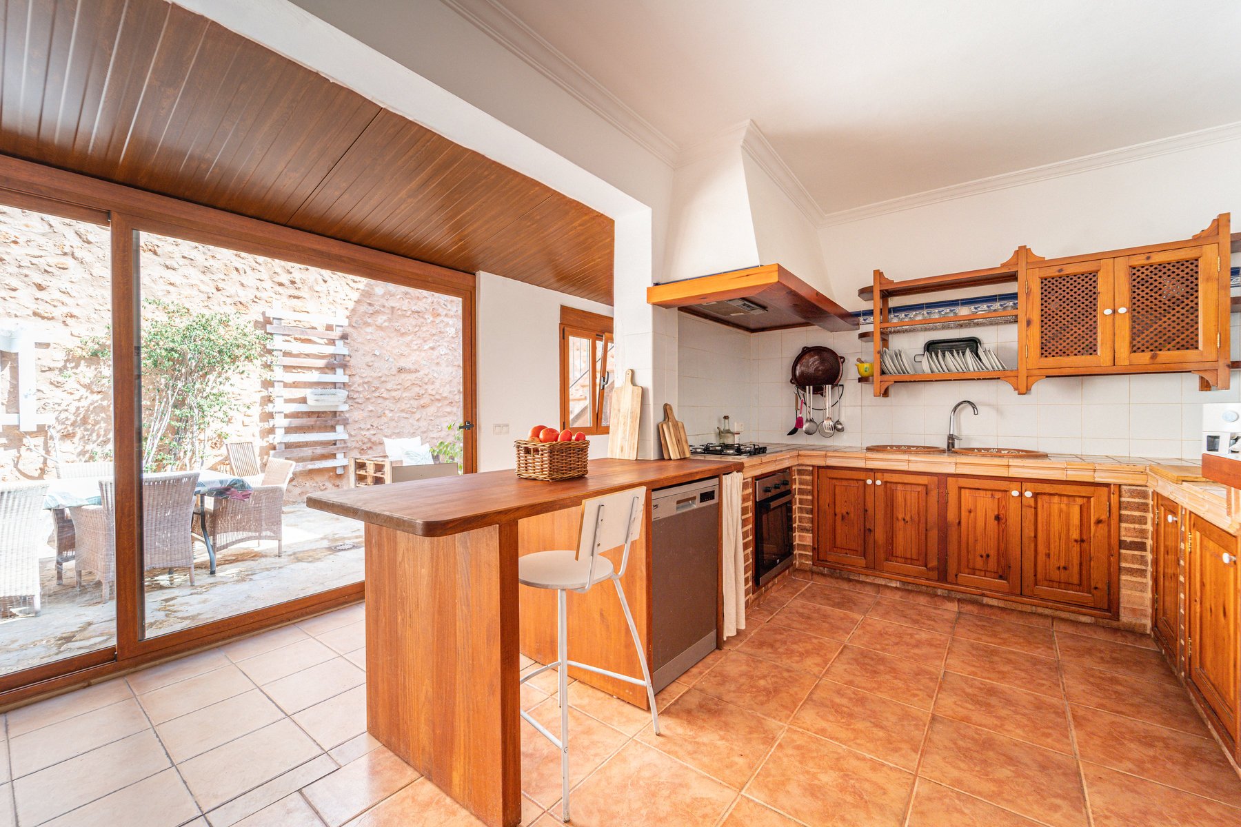 1483-Charming-town-house-to-rent-in-Campos-with-terrace-13.jpg Casa mallorquina en alquiler en Campos con patio y terraza soleada