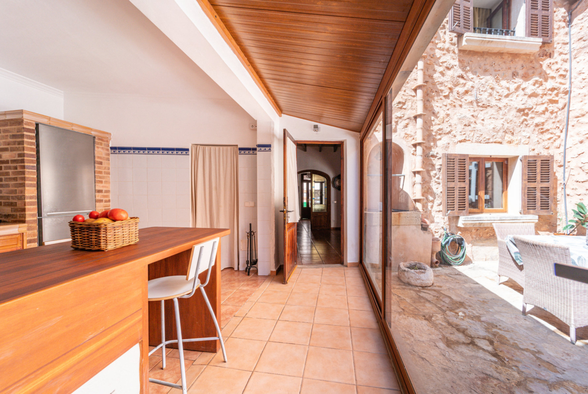 Casa mallorquina en alquiler en Campos con patio y terraza soleada