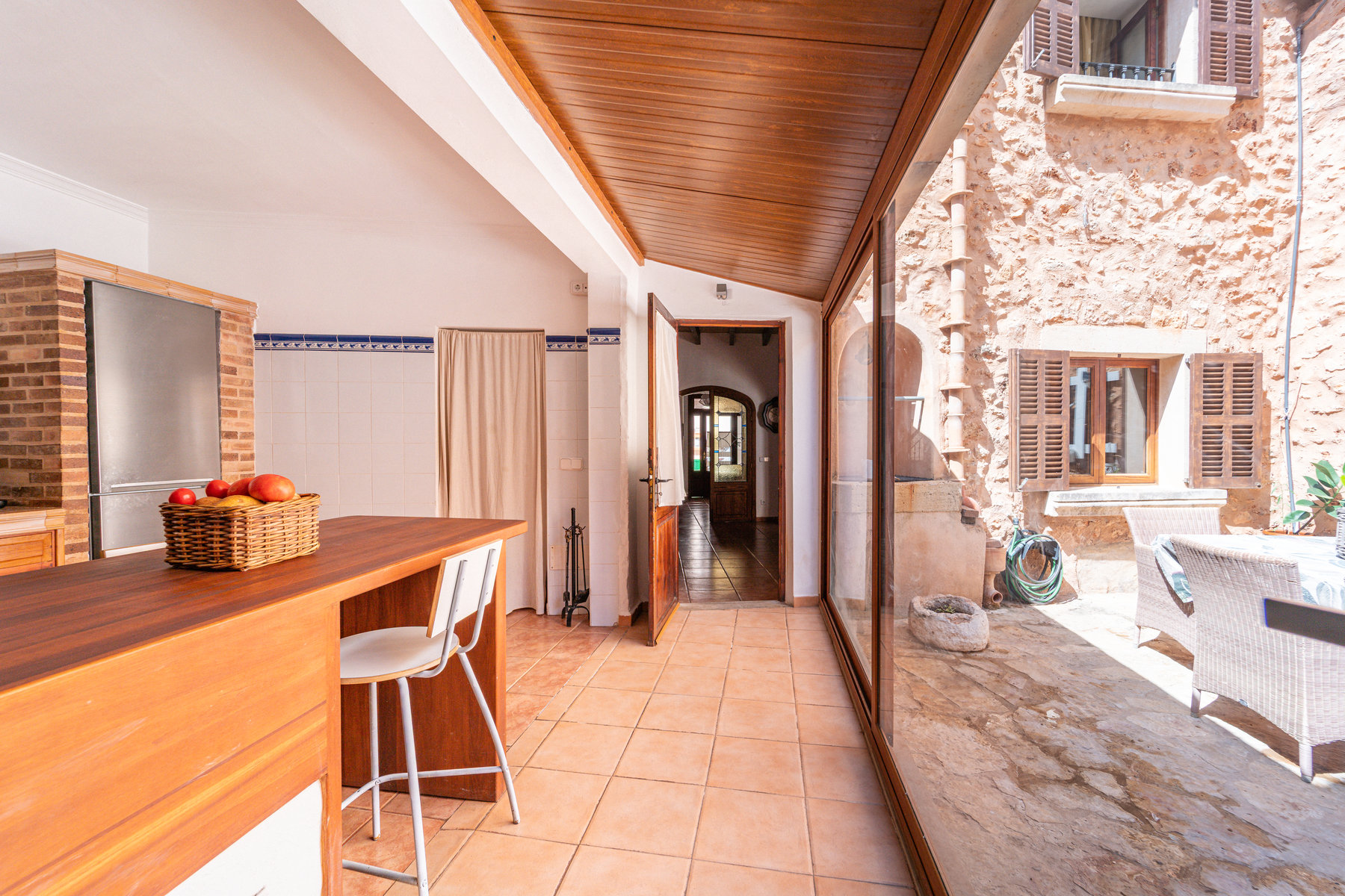 1483-Charming-town-house-to-rent-in-Campos-with-terrace-15.jpg Casa mallorquina en alquiler en Campos con patio y terraza soleada