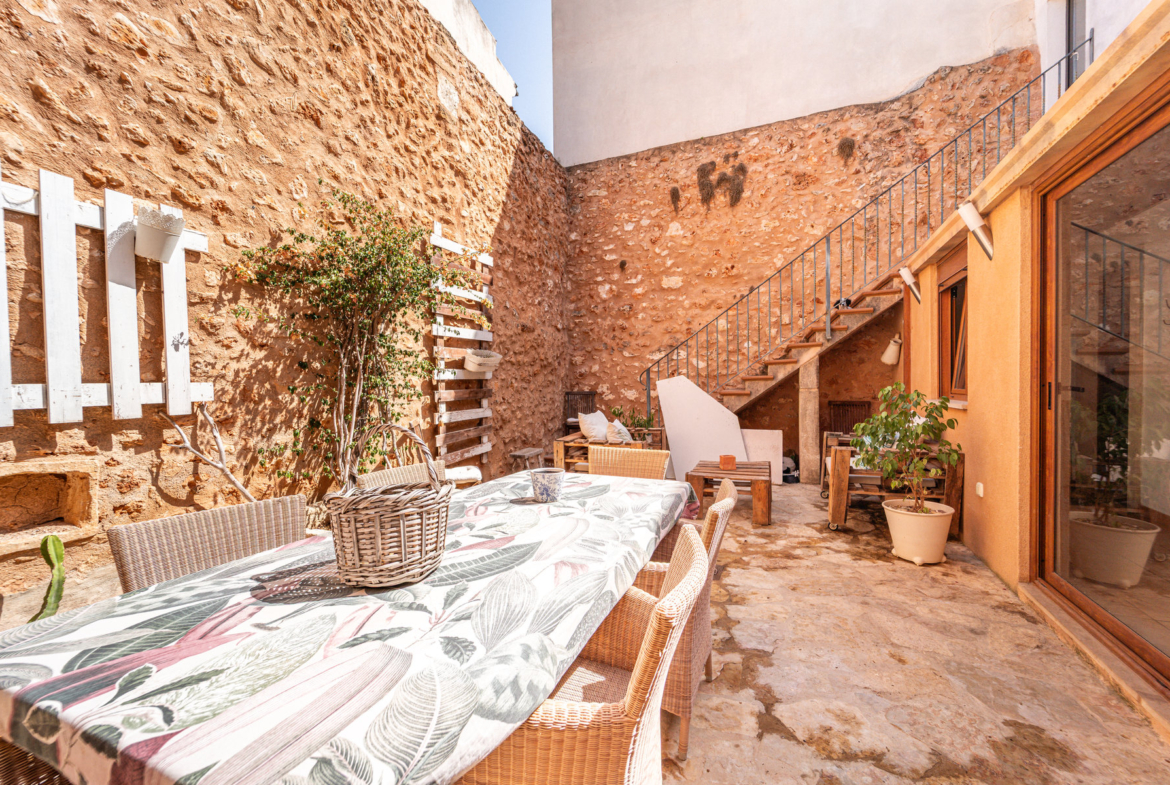 Casa mallorquina en alquiler en Campos con patio y terraza soleada