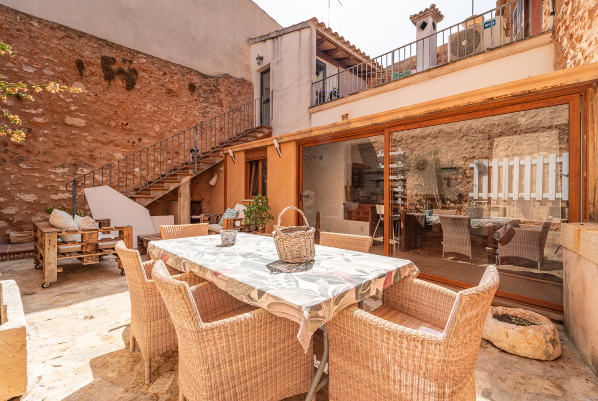 Casa mallorquina en alquiler en Campos con patio y terraza soleada