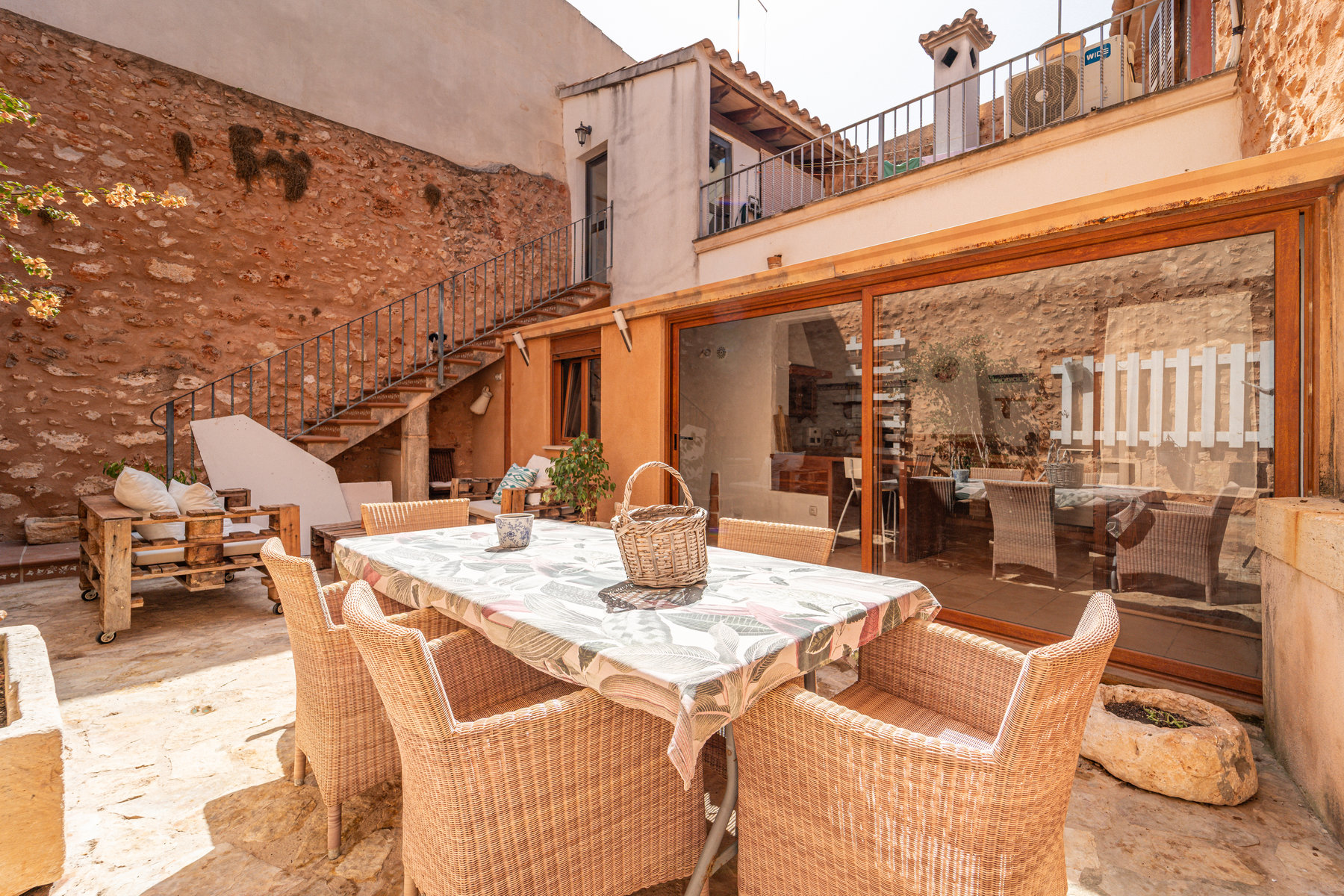 1483-Charming-town-house-to-rent-in-Campos-with-terrace-17.jpg Casa mallorquina en alquiler en Campos con patio y terraza soleada