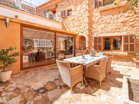 Casa mallorquina en alquiler en Campos con patio y terraza soleada