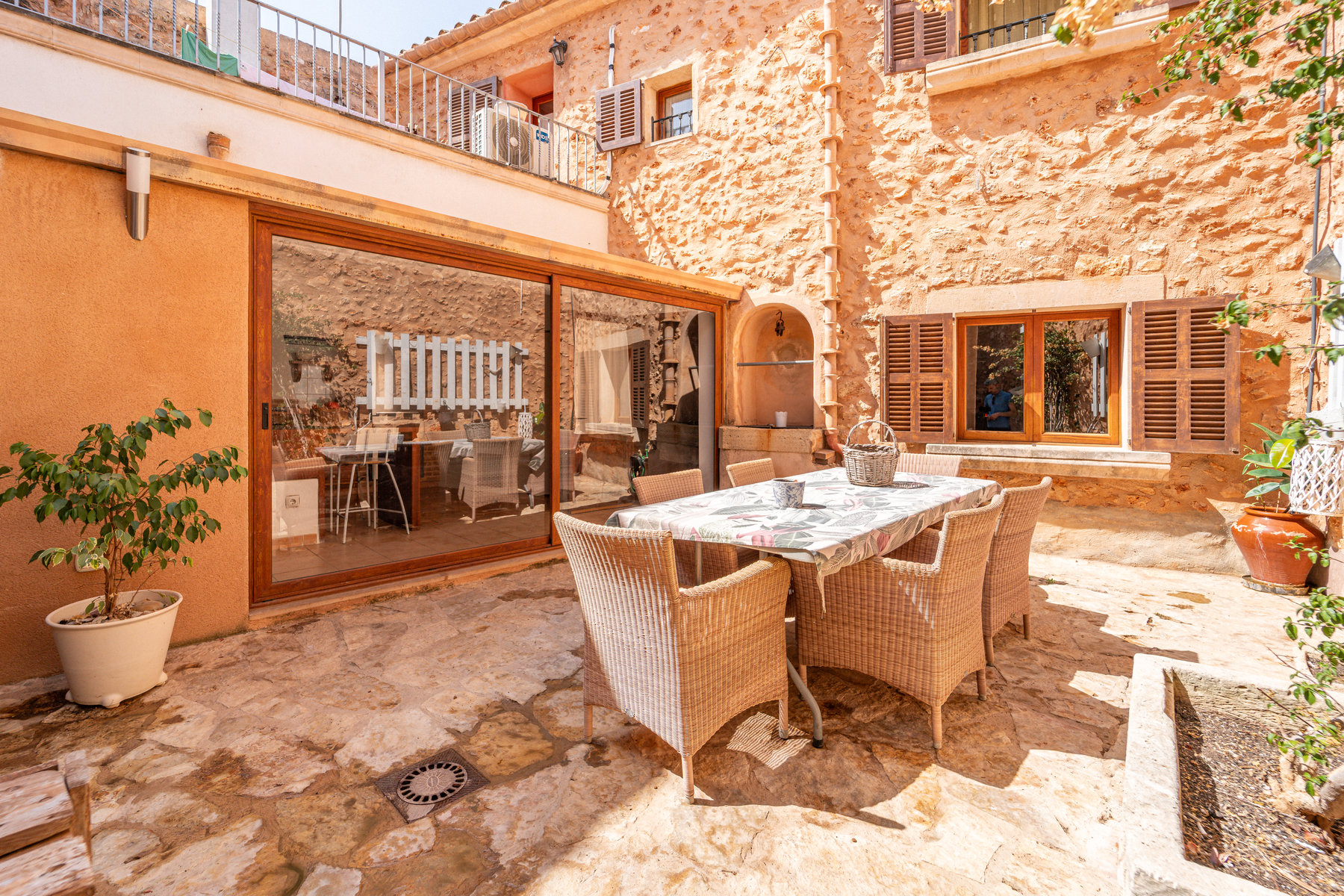 1483-Charming-town-house-to-rent-in-Campos-with-terrace-18.jpg Casa mallorquina en alquiler en Campos con patio y terraza soleada