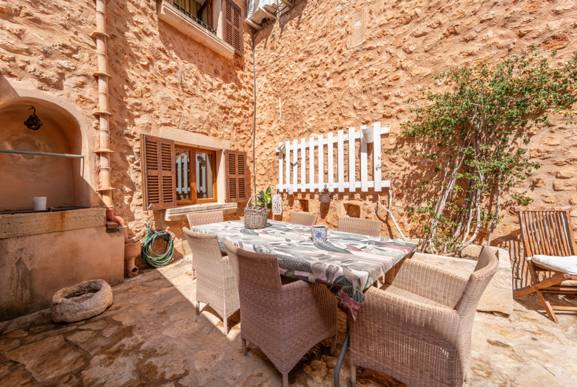 Casa mallorquina en alquiler en Campos con patio y terraza soleada